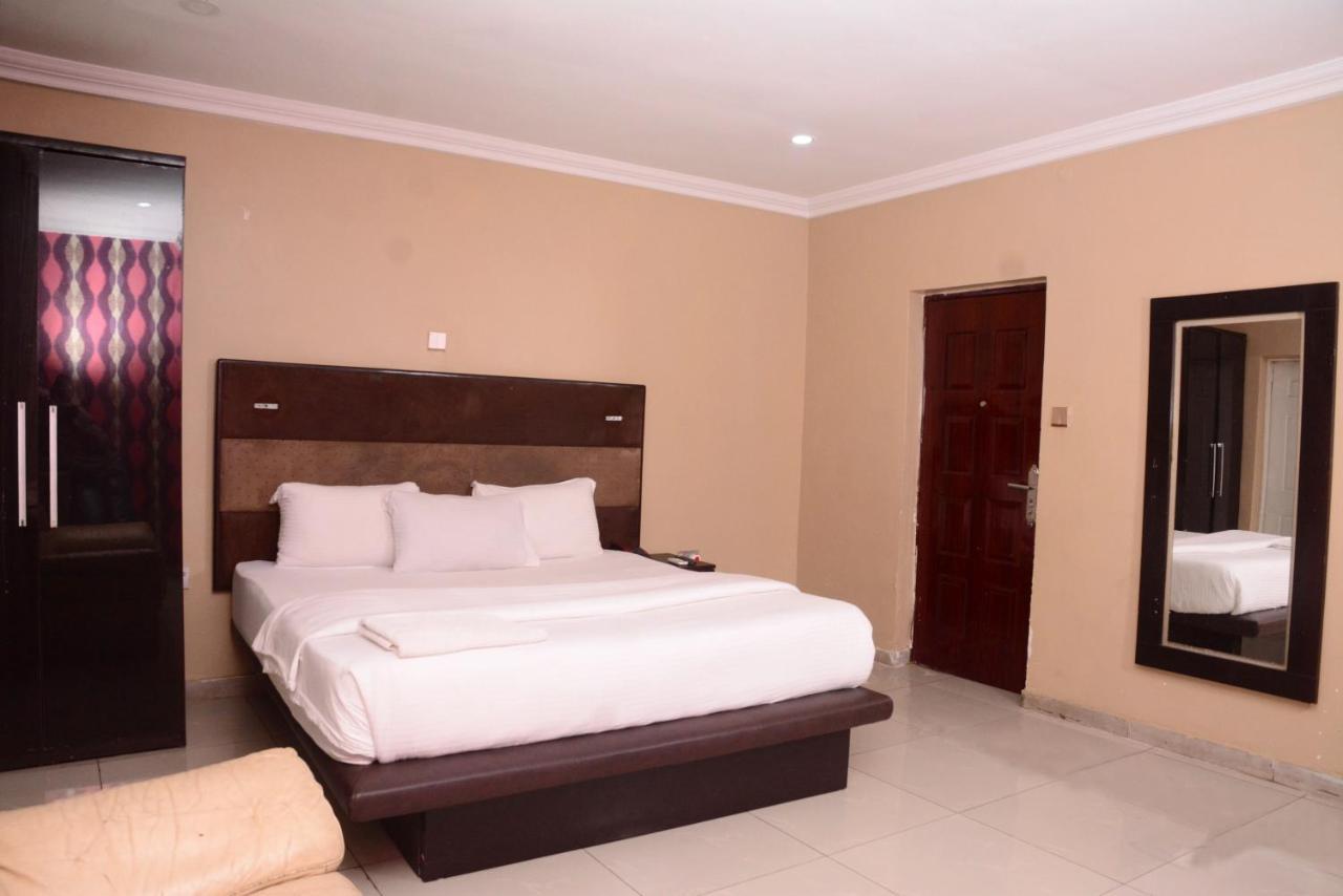 Connecting Lagos Suites Buitenkant foto